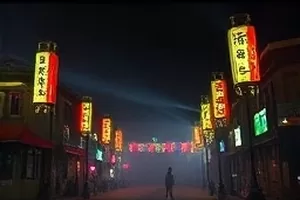 《长夜灯信使》男主角在暴雨站台举着旧磁带的剧照