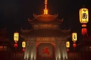 《灯下的书房》深夜书桌前阅读者的背影